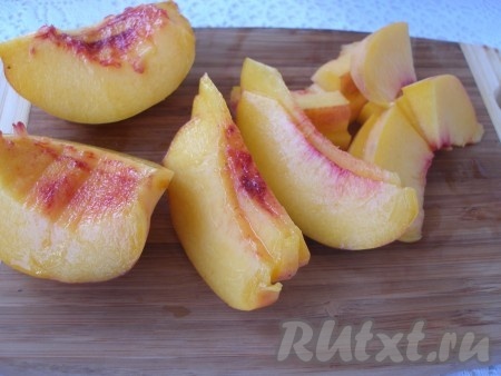 Персик разрезать пополам, удалить косточку и нарезать небольшими кусочками.
