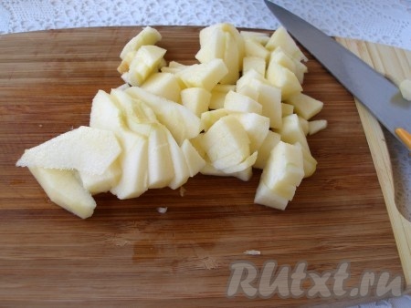 Яблоко очистить от кожуры и сердцевины, нарезать небольшими кусочками.
