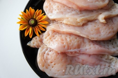 Куриное филе отбить.