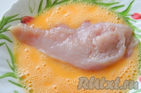 Яйца взбить с солью. Обмакнуть каждый кусок мяса в яичный льезон.