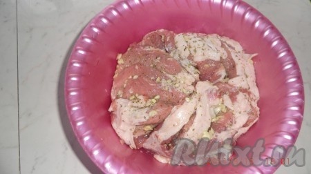 Нарезаем свинину порционно, но не до конца, т.е. как веер. Чеснок режем мелко, посыпаем солью, и ждем когда чеснок выделит больше сока, что нам и необходимо. Натираем веер специями, чесноком с солью, и поливаем оливковым маслом. Ставим мясо мариноваться в холодильник или прохладное место. Я ставила на сутки.