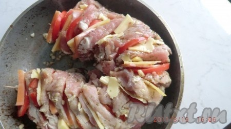 Режем одинаковыми кусочками помидоры, сыр и копченое мясо. Начиняем наш мясной веер кусочками помидоров, сыра и копченостями. Если нужно, то скрепите мясо зубочистками для надежности. Укладываем "мясной веер" в форму для запекания, сверху накрываем фольгой и ставим в разогретую духовку.