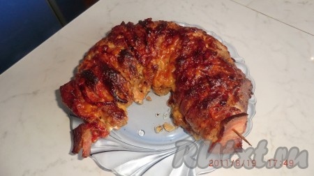 Запекаем мясо при температуре 200 градусов один час, затем уменьшаем температуру до 160 градусов, снимаем фольгу и оставляем томиться еще на 30 минут.