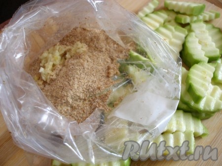 В сухой и чистый полиэтиленовый пакет высыпать панировочные сухари и выдавленный через пресс чеснок, встряхнуть хорошо пакет.
