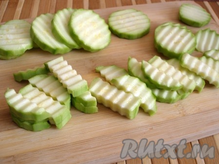 Молодой кабачок вымыть и очистить от кожуры. Я покупала кабачки в магазине, поэтому обязательно очищаю их от кожуры, если у вас кабачок с собственной грядки, то можете кожуру оставить. Кабачок нарезать брусочками, посолить.
