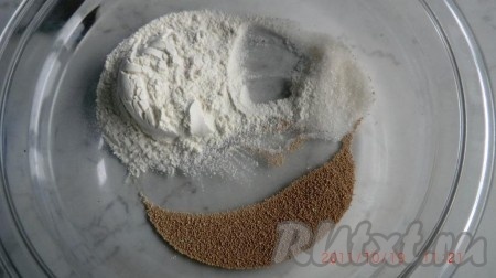 Из молока, сахара, муки и&nbsp;дрожжей замесить опару и оставить на полчаса.
