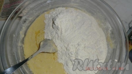 Следующим шагом добавить муку и замесить тесто. Разделить тесто на 2 части, которые скатать в шары.
