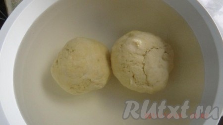 Далее в кастрюлю налить холодную воду и опустить туда скатанные шарики. Как только шарики всплывут - вынуть их.
