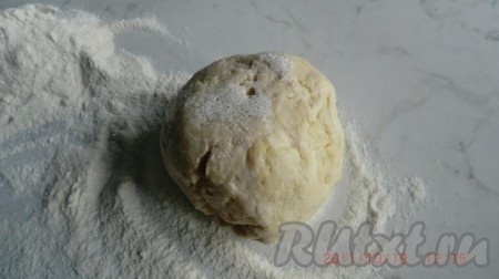 Выкладываем шарики на смесь из половины стакана муки и половины стакана сахара.