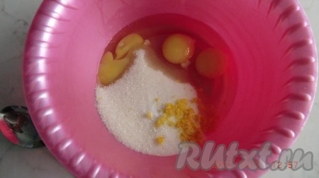 Приготовим тесто для вафель: 3 яйца взбить с 1 стак. сахара, ванилином и цедрой.