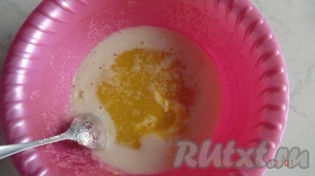 Половину пачки масла растопить в микроволновке, добавить в тесто.