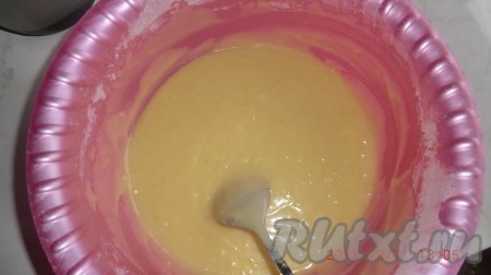 Всыпать 1,5 стакана муки. Тесто готово! Оно должно быть как на оладьи, не слишком густое, но и не слишком жидкое По 1 ст. л. выкладываем тесто, закрываем вафельницу и жарим вафли. Сворачиваем в трубочку.
