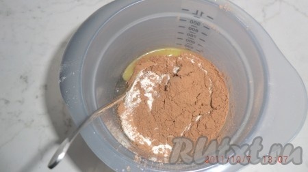 Приготовим крем: 4 яйца, 1,5 стакана сахара, 2 ст. л. муки, 2 ст.л. какао. Всё взбить!