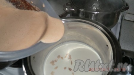 Пол-литра молока прогреть в кастрюле с толстым дном, но не до кипения, до 40*С, примерно. Влить сахарно-яичную смесь в молоко тоненькой струйкой, постоянно помешивая.