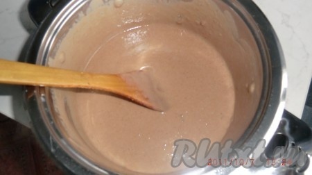 Проварить крем на среднем огне, постоянно мешая деревянной лопаткой по дну, но не до кипения. Появятся первые пузыри - и снимаем с огня. Крем мешать энергично, особенно в конце варки, иначе подгорит. Крем получится густой! Оставляем для охлаждения. Остынет, отправляем в холодильник. 1 пачку масла выложим из холодильника для размягчения. Миксером взбить 1 пачку размягчённого масла и добавлять крем по одной ложке, не прекращая взбивать. Готовый крем убрать в холодильник на пару часов. Крем очень вкусный получается!