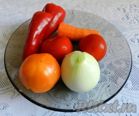 Овощи вымыть и очистить.