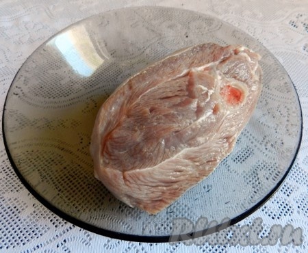 Мясо индейки вымыть.