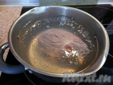 Положить в кастрюлю, залить двумя литрами холодной воды и поставить варить. Когда вода закипит, снять пену, уменьшить огонь и варить бульон 1 час.