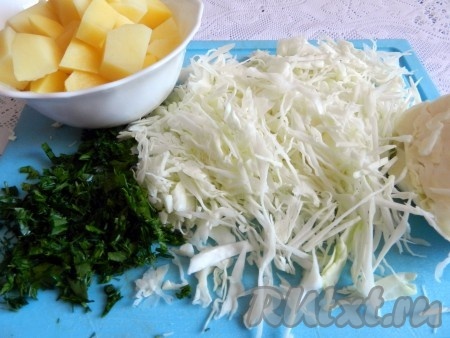 Картофель очистить и нарезать кубиками. Капусту нарезать соломкой. Мелко нарезать свежую зелень.