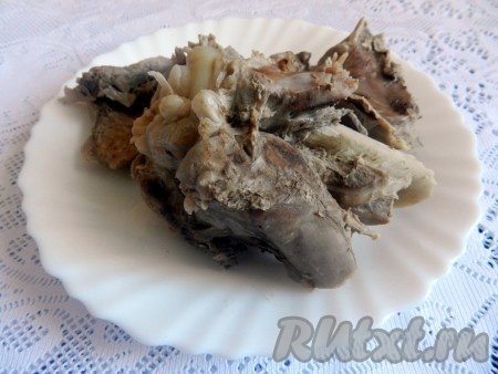 Когда индейка сварится, вынуть мясо из бульона, отделить от костей и разделать на небольшие кусочки.