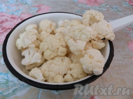 Цветную капусту вымыть, разобрать на соцветия, как на фото. Отварить в кипящей подсоленной воде 3 минуты. Откинуть капусту на дуршлаг, чтобы стекла вода.