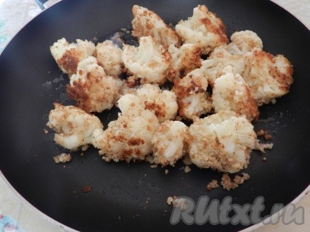 В сковороде разогреть растительное масло. Выложить цветную капусту на сковороду одним слоем, обжарить со всех сторон, переворачивая каждый кусочек, чтобы цветная капуста не пригорела. Осыпавшиеся крошки от сухарей желательно во время убирать со сковороды.