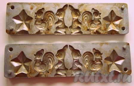 Формы для леденцов смажьте растительным маслом.