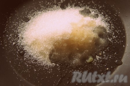 К сахарному песку добавить лимонный сок.