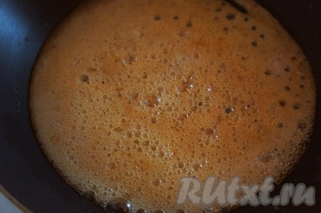 Нагреть "карамель" при постоянном помешивании. Готовьте её 2-5 минут, в зависимости от того, какую карамель хотите получить. Чем дольше готовите, тем более насыщенный, пикантный и горьковатый вкус жжёного сахара вы почувствуете в леденцах.