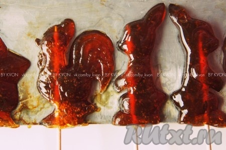 Готовые леденцы на палочке, приготовленные в домашних условиях, аккуратно извлечь из форм.