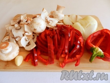 Шампиньоны, лук и перец очистить, нарезать тонкими пластинками.
