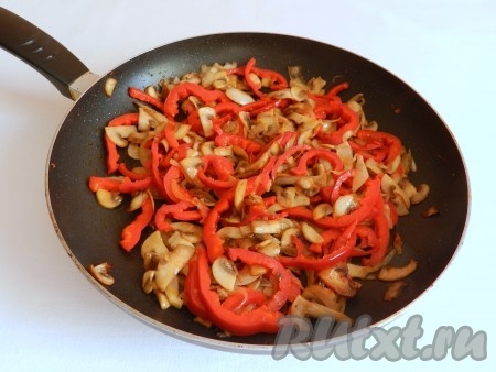 На растительном масле обжарить шампиньоны до испарения жидкости, добавить лук, перец, зубчик чеснока, пропущенный через пресс. Посолить, поперчить. Немного обжарить все вместе.