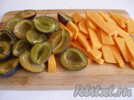 Очищенную тыкву нарезать на достаточно тонкие брусочки, как на фото. Сливы разрезать пополам и удалить косточки.