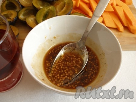 Для получения маринада смешать масло, мед, горчицу, соевый соус, перец, добавить вино (или сок) и перемешать.
