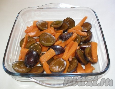 Маринованные сливы и тыкву выложить в форму для запекания (без маринада) и поставить в разогретую духовку.