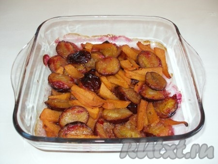 Запекать кусочки тыквы и слив при температуре 180 градусов 25-30 минут (тыква должна стать достаточно мягкой и легко прокалываться зубочисткой), если в духовке имеется режим "Гриль", включите его на последние 5 минут.