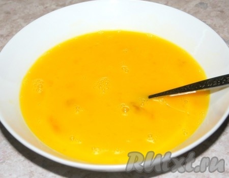 Добавить соль, воду и тщательно взбить вилкой  содержимое миски.