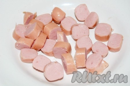 Сосиски нарезать на небольшие кружочки.