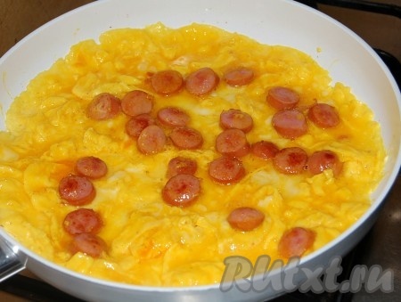 Жарить до готовности на маленьком огоньке, все время подмешивая со всех сторон омлет.