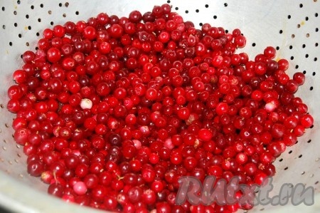 Промытую бруснику переложить в дуршлаг, чтобы слить лишнюю воду.