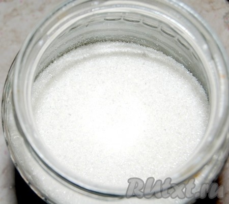 На бруснику положить 5 столовых ложек сахара.