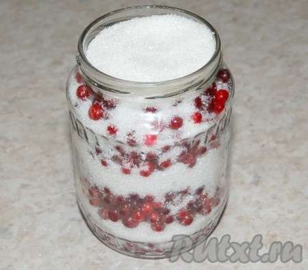 На сахар снова положить бруснику и так чередовать сахар с ягодой, пока не заполнится вся банка доверху. Последним, верхним слоем, должен быть сахар. Все время встряхивайте содержимое банки, чтобы брусника и сахар плотнее её заполняли.