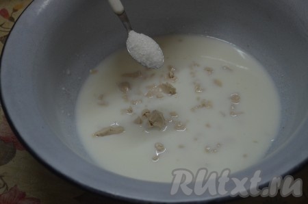 Кефир неммого нагреть, растворить в нем дрожжи, добавить сахар.