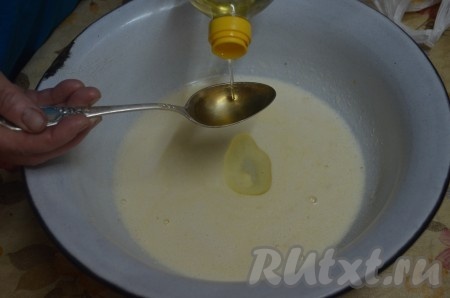 Влить 3 столовые ложки растительного масла.