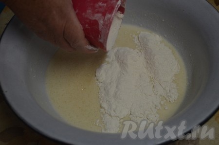 Муку просеять, постепенно добавлять в миску, перемешивая. Муки может потребоваться немного меньше или больше, тесто должно быть мягким, не прилипать к рукам.