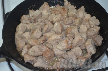 Тем временем мясо порезать кубиками, обжарить на растительном масле до золотистого цвета, посолить и поперчить.