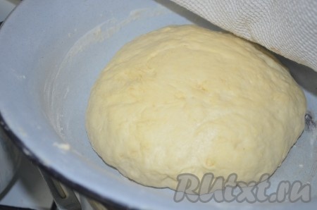 Готовое тесто для штрудлей поместить в теплое место на 30-40 минут.