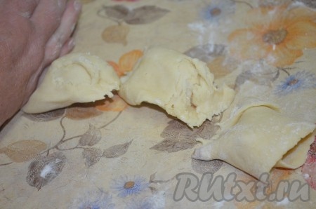 Рулет рукой "разрезать" на кусочки 3-4 см.