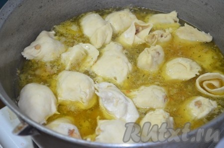 Полученные кусочки теста выложить поверх картофеля. Тушить до готовности картофеля и теста 20-30 минут. При этом крышка казана (кастрюли) должна быть плотно закрыта. Это важный момент, штрудли должны готовиться на пару.