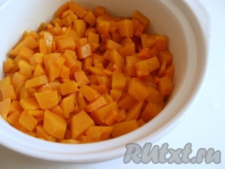 В кастрюле с толстым дном разогреть сливочное масло, выложить тыкву и морковь, тушить на медленном огне 10 минут, помешивая.
